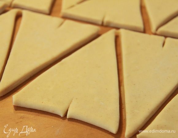 В основании каждого треугольника сделать надрез - он поможет завернуть круассан.