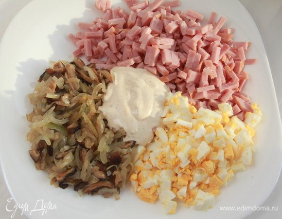 Готовим начинку. Обжарить лук и грибы (у меня шиитаке) пару-тройку минут. Яйца отварить до готовности (10 минут после закипания воды). Нарезать ветчину, яйца. Соединить ветчину, яйца, лук с грибами и соус.