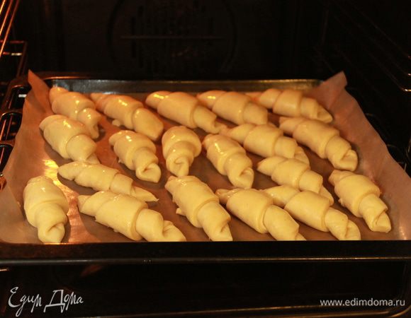 Круассаны смазать яйцом. Выпекать в разогретой до 180*С духовке примерно 20 минут.