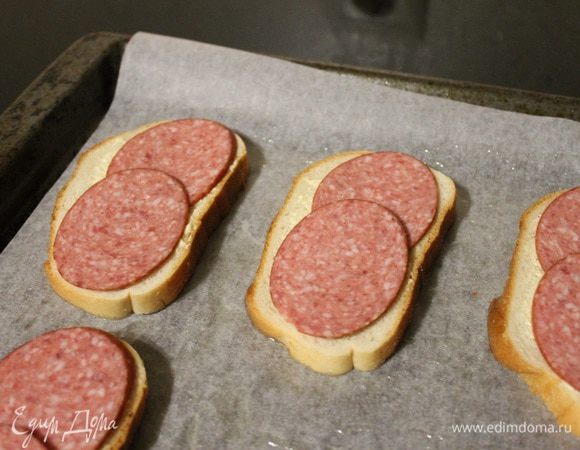 Сверху кладем колбасу порезанную колечками..