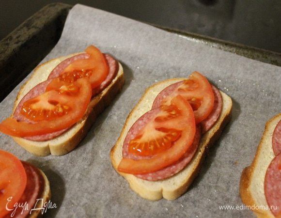 Половинки кружочков помидора..