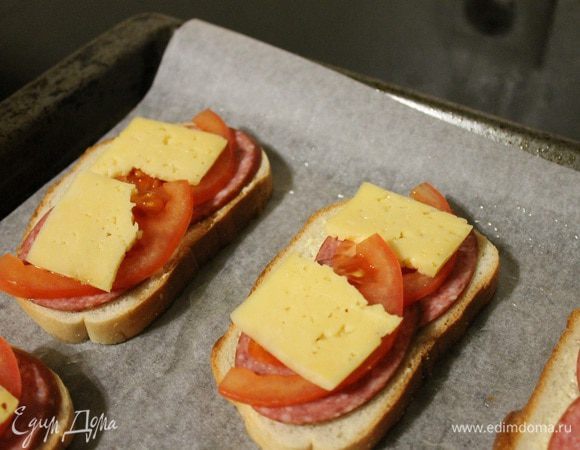 Сыр. Остальные 4 ломтика батона мажем соусом и намазанной стороной кладем на сыр. Ставим в духовку разогретую до 180 градусов на 10-15 минут.