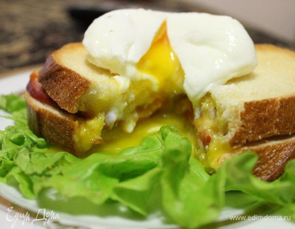 Выкладываем на тарелочку наш бутерброд, сверху кладем яйцо Пашот, разрезаем пополам и наслаждаемся. Приятного аппетита!))