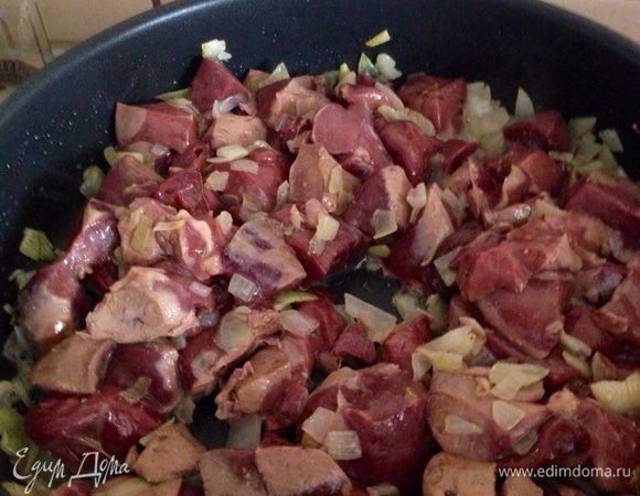 Для начала приготовим печеный паштет. Для этого обжариваем на сливочном масле мелконарезанный лук (2 шт), через пару минут добавляем печень индейки. Можно использовать любую печень, но нам больше нравиться именно печень индейки. 
Тушим на среднем огне 10 минут. Перекладываем из сковородки в другую посуду для ускорения процесса остывания.