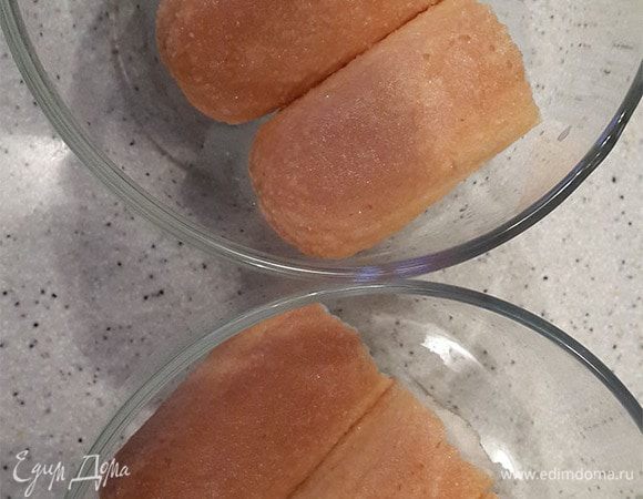 Печенье окунать в молоко. Выложить половину в креманки. 