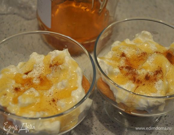 Сверху выложить половину крема, полить медом и посыпать корицей.