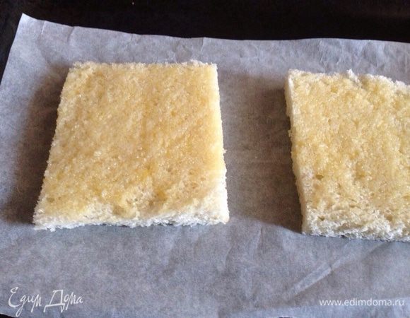 Ломтики хлеба смазать с одной стороны растопленным сливочным маслом...