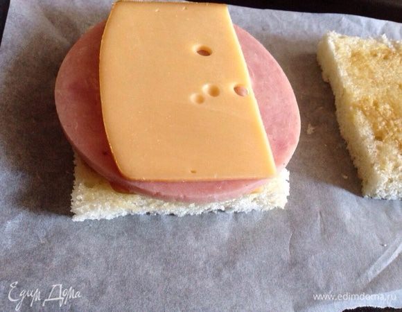 На один кусок хлебы кладем кусочек сыра-на него кусочек ветчины и сверху еще кусочек сыра.