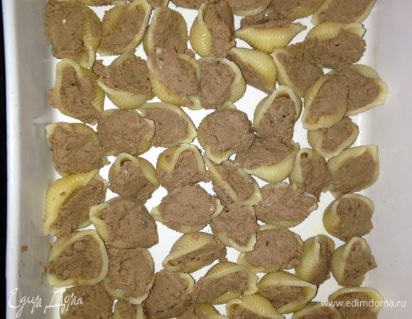 Готовым паштетом фаршируем ракушки, посыпаем тертым пармезаном (часть оставляем для подачи) и отправляем в разогретую до 200 градусов духовку на 10 минут.