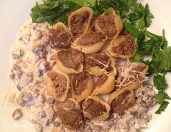 Готовое блюдо подаем со сливочным соусом, посыпаем оставшимся пармезаном и украшаем зеленью.
Приятного аппетита!!!