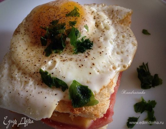 На готовый бутерброд дополнить яйцом, присыпать зеленью.... и сразу подавать к столу, с чашечкой свежезаваренного кофе или чая! Приятного аппетита!:)