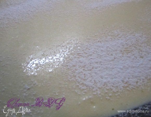 Для бисквита, яйца взбить с сахаром в пышную белую пену. Крахмал смешать с мукой и разрыхлителем. Ввести в яичную смесь. Кипяток. Вылить тесто на противень ( предварительно застеленное пергаментом). Сверху притрусить пудрой.
Выпекать 10 минут до светло золотистого цвета при температуре 170 градусов.