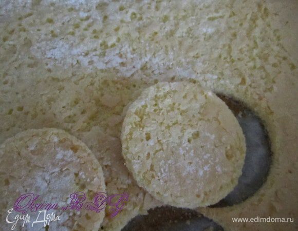 Бисквит тонкий и выпекается быстро. Готовый бисквит охладить вырезать кружки для пирожного.