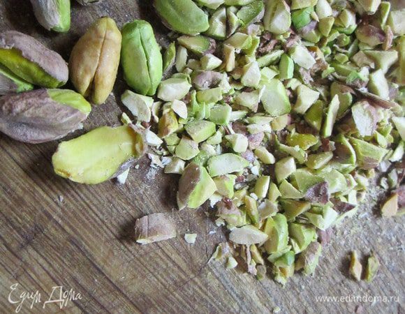 Фисташки очистить, измельчить.