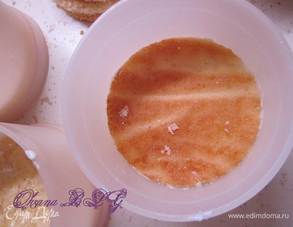 Сборка пирожных. Бисквит окунуть в сироп, выложить в форму. 