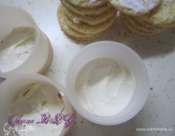 Затем выложить крем, повторить слой бисквита и крема.