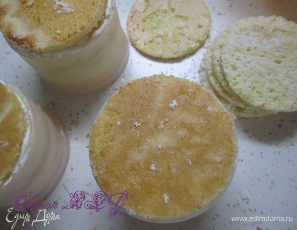 Пирожные поставить на 30 минут в холодильник.