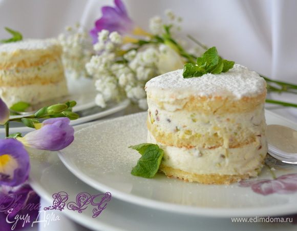 После охлаждения выложить пирожное на блюдце, посыпать пудрой и украсить мятой.