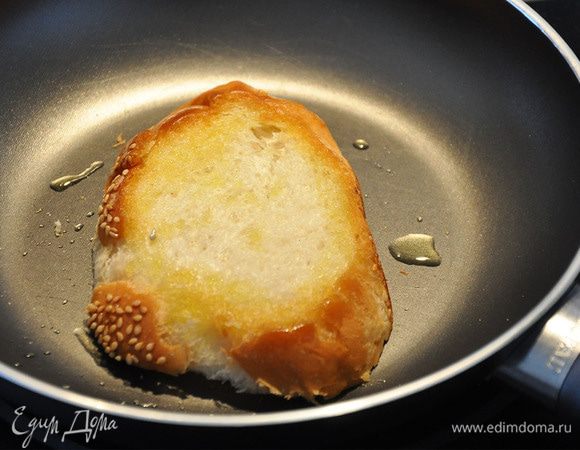 Слегка обжарить хлеб на оливковом масле.