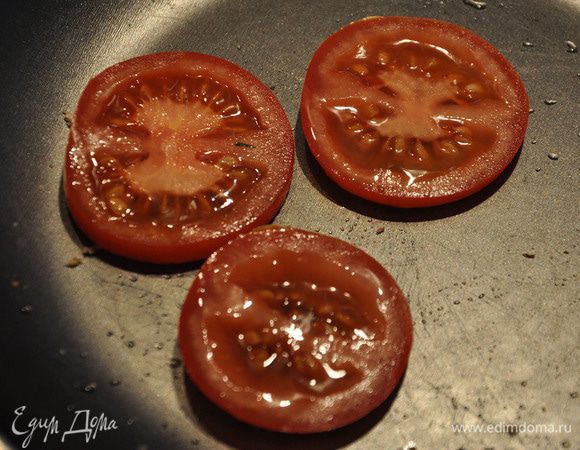 Вытащить хлеб и сразу положить помидоры на сковороду. Слегка обжарить.