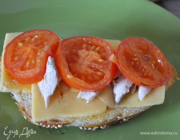 На хлеб сразу выложить кусочки сыра, сверху- кусочки курицы, потом -помидоры.