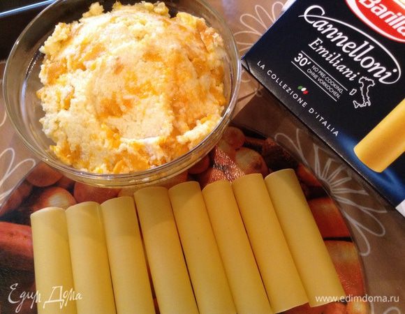 После того, когда каша будет готова, взять каннеллони и набить их кашей.