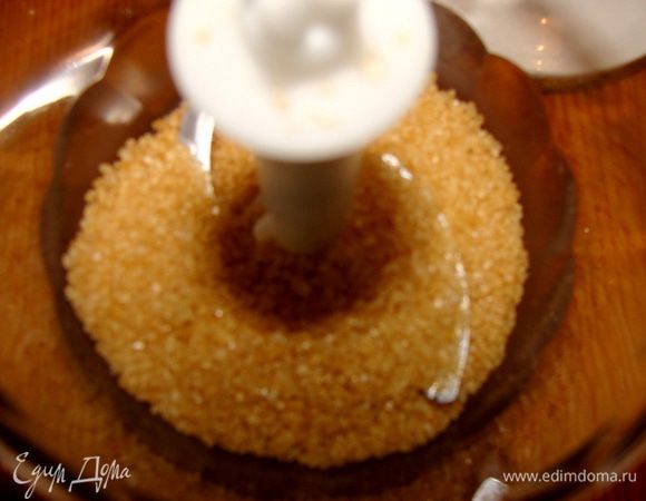 Сахар измельчить, можно не до состояния пудры. А можно вовсе этот шаг пропустить и сахар оставить как есть.