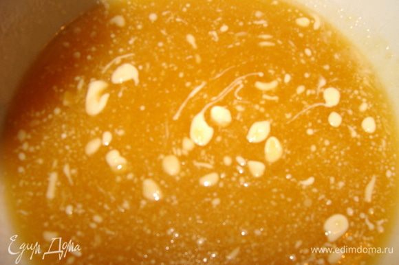 У меня мед был не жидкий, поэтому мне пришлось его нагреть с небольшим количеством воды (2 с/л) и растопить. В теплый мед добавить масло, размешать до полного растворения.