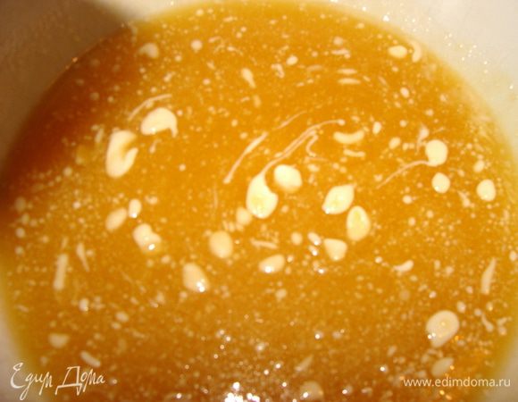 У меня мед был не жидкий, поэтому мне пришлось его нагреть с небольшим количеством воды (2 с/л) и растопить. В теплый мед добавить масло, размешать до полного растворения.