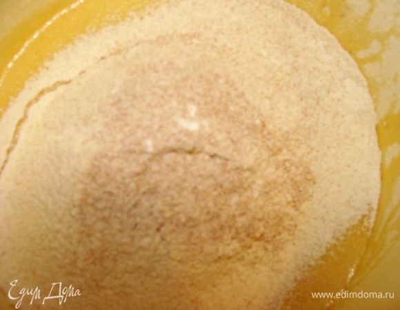 Яйца взбить миксером с сахарной пудрой или сахарным песком. Смешать с медом. Имбирь (кусочек корешка 3 см), очистить и натереть на мелкой терке прямо в смесь. Можно использовать сухой имбирь. Добавить просейнную муку (всю), разрыхлитель и все пряности. Взбить миксером.