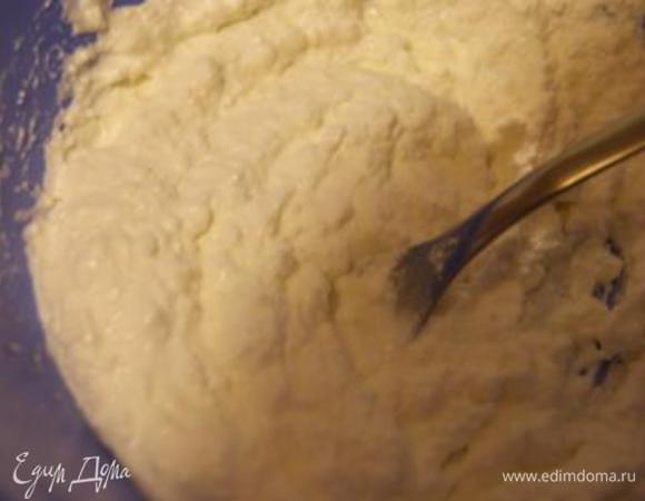 Готовим тесто. Смешать мягкий творог с молоком, маслом и солью, тщательно перемешать.