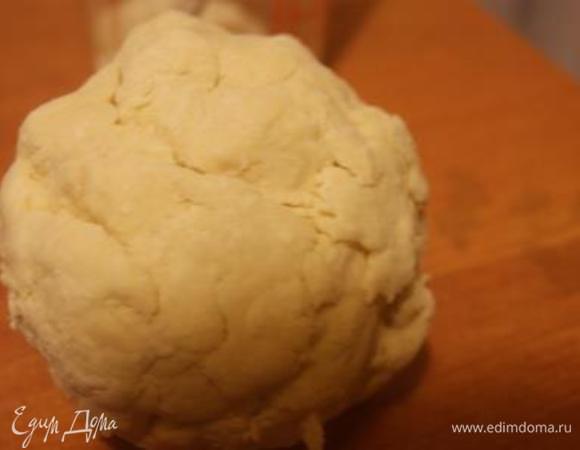 Добавить муку с разрыхлителем, замесить тесто.
