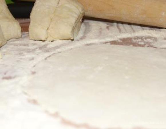 Тесто разделить на 6 частей. Раскатать лепешки толщиной 5 мм.