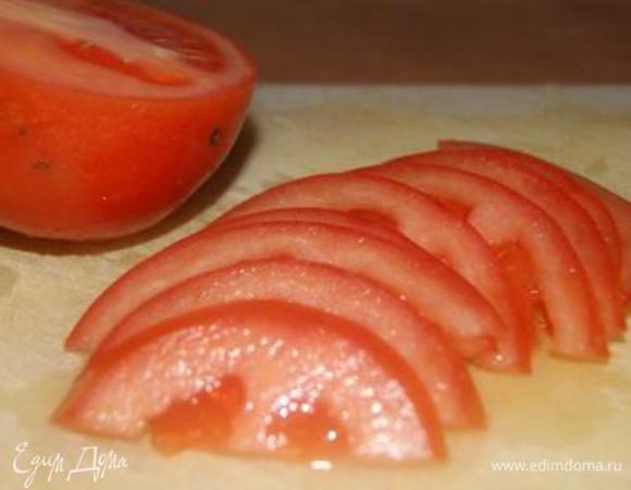 Помидоры порезать тонкими дольками.