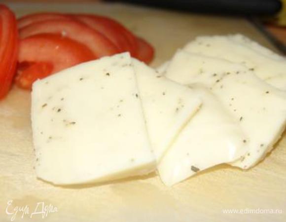 Моцареллу порезать кусочками. Я использовала уже полюбившуюся моцареллу с травами. Еще раз спасибо Лизе за ее открытие для меня=)