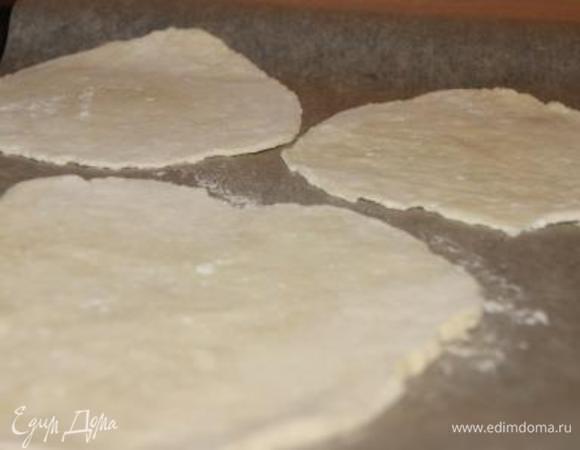 Лепешки выложить на противень, застеленный бумагой для выпечки.