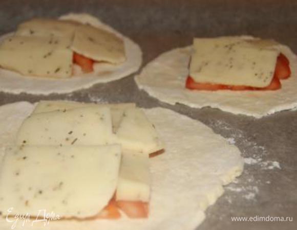 На лепешки выложить начинку (помидоры и моцареллу).
