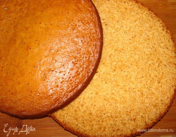 Корж остудить, освободить от формы, разрезать пополам. Получается невероятно ароматный, пряный пористый корж, напоминающий пряник, только гораздо воздушнее!