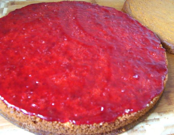 Промазать нижний корж клюквой протертой с сахаром ( у меня готовая из магазина).