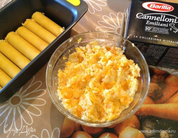 Переложить в форму для выпечки.
Каши осталось много, но ее мы быстро съели))) 
