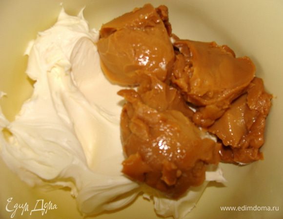 Желатин замочить в сливках. Через 20 минут, поставить на маленький огонь до полного растворения, непрерывно помешивая. До кипения не доводить! Если требуется, можно потом процедить получившуюся жидкость, но как показывает практика, сейчас все растворяется полностью) Оставить сливочно-желатиновую смесь остывать. Маскорпоне выложить в миску, добавить сгущенку.