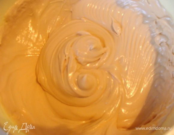 Взбить миксером. Во взбитую массу, постепенно добавлять тонкой струйкой остывшую сливочно-желатиновую массу, не перерставая взбивать. Можно убрать часа на 2 в холодильник, но я торопилась и ставила в морозилку два раза на 20 минут, после этого, каждый раз взбивала миксером.