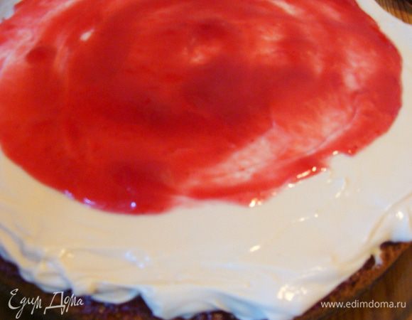 Пропитпнный клюквой протертой с сахаром корж, обильно смазать маскарпоновым кремом. Крем уже плотный и хорошо держит форму. Сверху нанести тонкий слой клюквы, для того, чтобы пропитался верхний корж. 