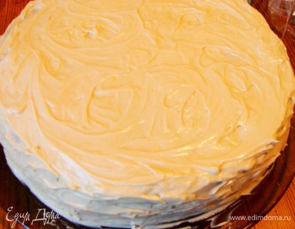 Накрыть вторым коржом и обмазать торт кремом.