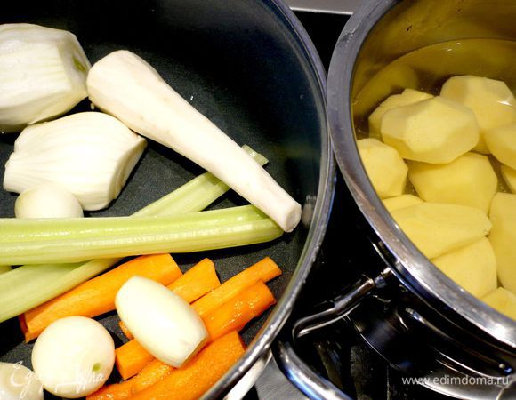 Очистим картофель, порежем его на четвертинки (если он крупный, то — на восьмушки). Яблоко очистим от семян и нарежем кубиком. Очистим остальные овощи (сельдерей я также чищу овощечисткой). 