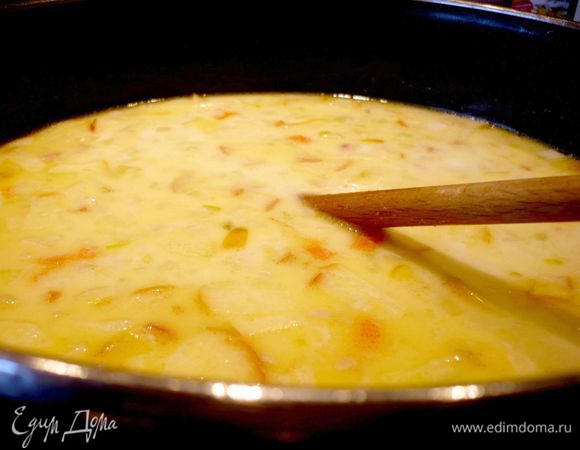 Зальем содержимое сковороды 500 мл горячей воды и перельем наш суп в кастрюлю, добавим горячее молоко. Перемешаем хорошо, дадим закипеть, помешивая, убавим огонь и, накрыв крышкой (я всегда оставляю небольшую щель), поварим суп 20 минут, пока картофель не станем мягким. 