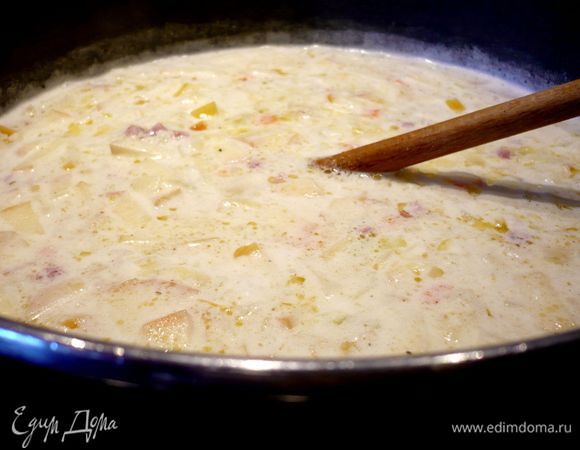 Тем временем рыбу промоем, обсушим бумажным полотенцем, нарежем на куски (у меня кусочки достаточно крупные, чтобы проще было выбирать косточки для детей и они (косточки))) не затерялись в супе). Затем посолим и поперчим суп по вкусу, выключим огонь, оставив кастрюлю на том же месте, вольем сливки, перемешаем и выложим рыбу. Накроем крышкой и дадим примерно минут 15 — 20 супу настояться.