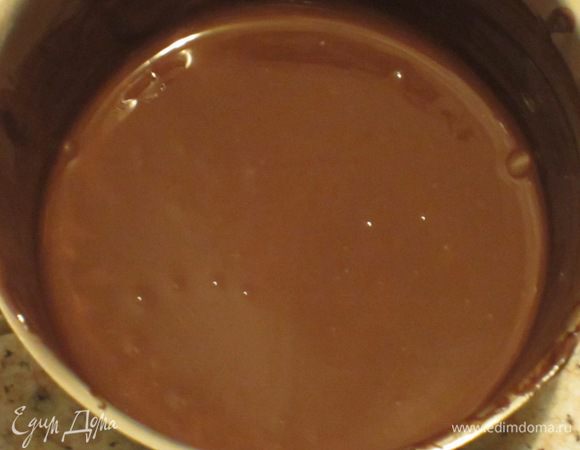 Шоколад поломать на небольшие кусочки и растопить на водяной бане.