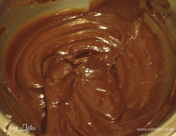Начинка: Сливочное масло комнатной температуры растереть с сахарной пудрой,добавить кофе,ликёр, 100 г растопленного шоколада и хорошо перемешать до получения однородной массы.