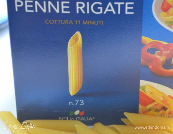 Отварить макаронны до готовности по инструкции.